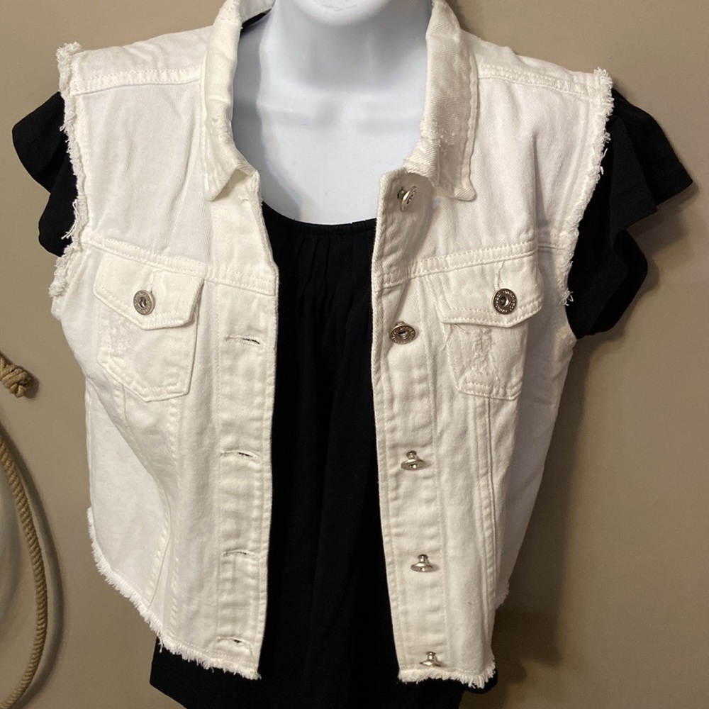 Distressed Raw Sleeve & Hem Women’s Cropped Sleeveless White Button Front Vest-M